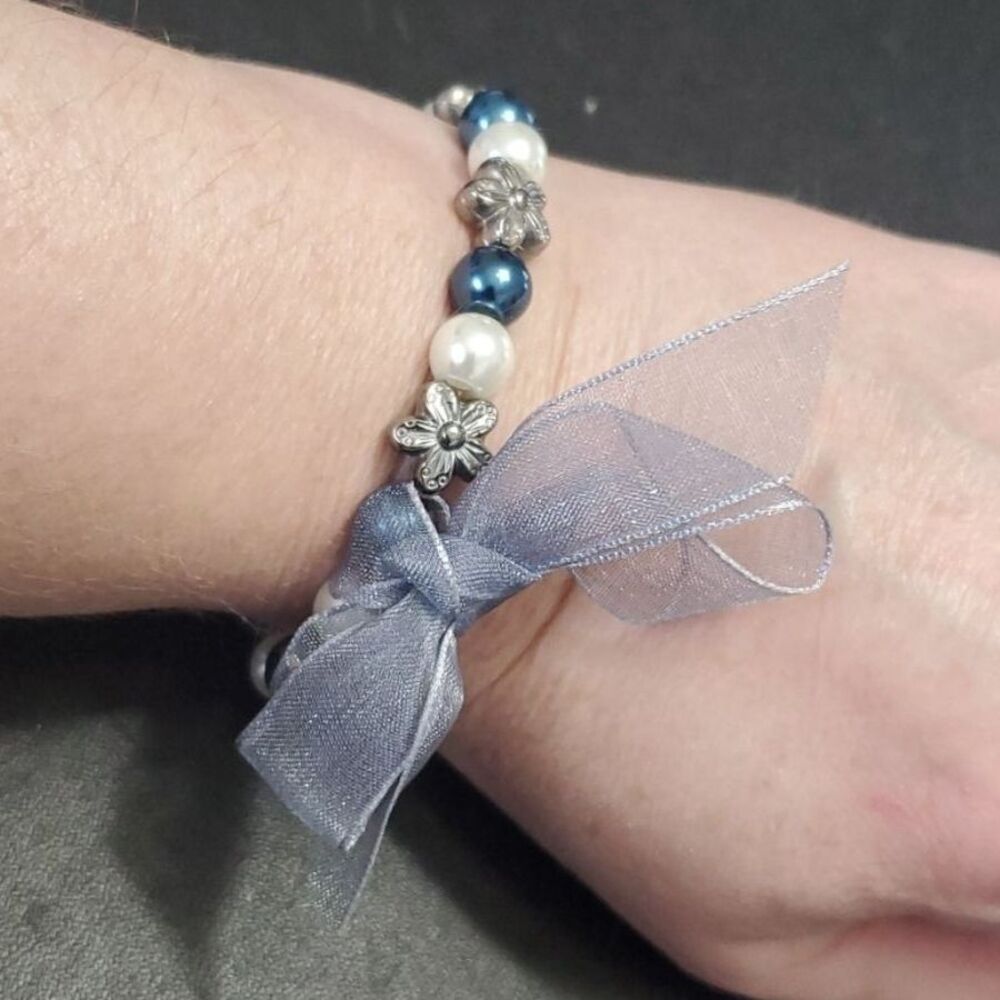 Blue white and silver tone flower beaded bracelet